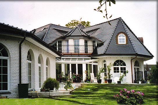 Landhaus villa mit intgrierter schwimmhalle biberdach u wintergarten
