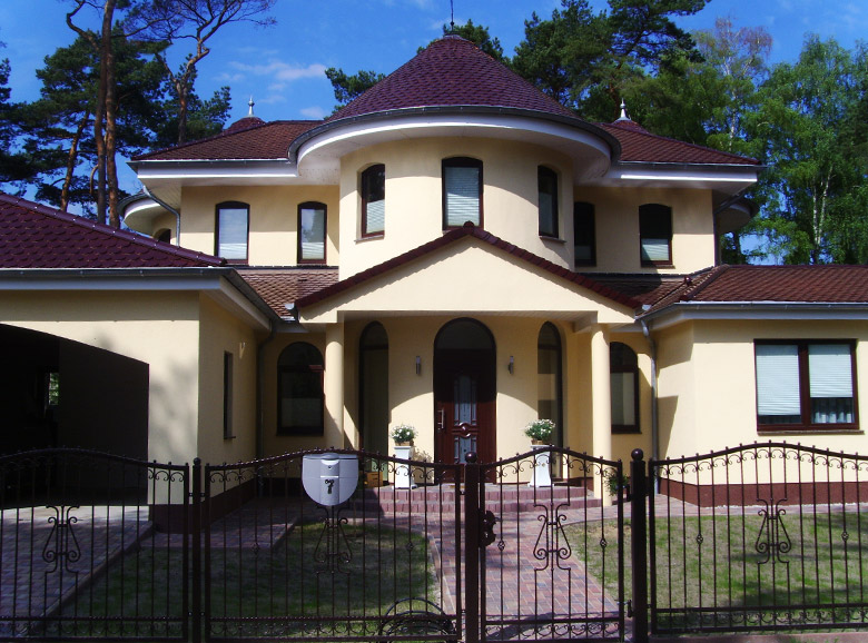 Mediterrane Architektur mit südländischem Flair. Das Toscana-Haus auf Stil-Haus-Art. Eine Stadt-Villa mit rundem Türmen und Portal. Ideale Grundriss-Ideen im Turmhaus Toscana. Ein Architektenhaus mit mediterranem Hausdesign.