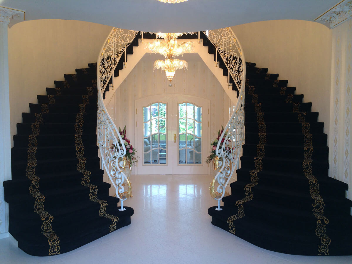 Doppeltreppe in Massivhaus Palais-Royal, schöner Villa.