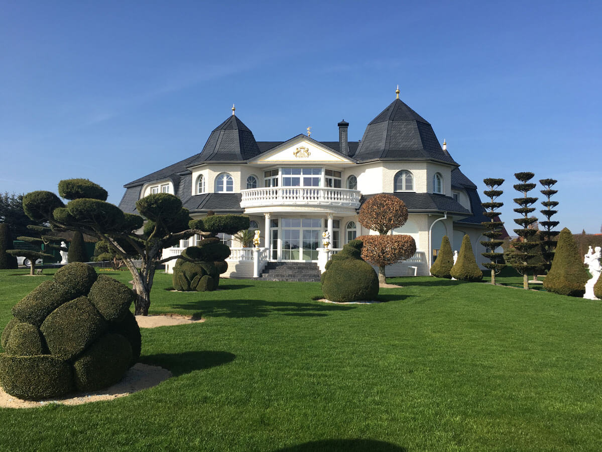 Traum-Schloss im Park. Der runde Balustraden-Balkon und das klassische Dreieck zwischen den beiden Türmen machen die Architekten-Villa zu einem absoluten "Werk der Baukunst".