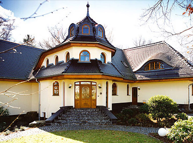 Massivhaus Grunewald, ein schönes Turmhaus im bayerischen Landhausstil. Das schöne Traumhaus mit den funktionalen Grundriss-Ideen.