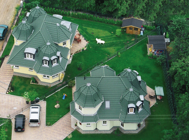 Zwei Kleine Häuser auf einem Eckrundstück bei Berlin